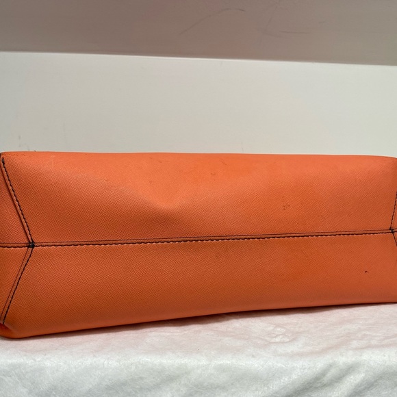 Marc Jacobs Leather Tote Bag - Luxurious & Spacious | Classic Everyday Handbag - Picture 3 of 6